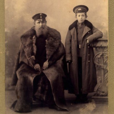 Иван Семенович Шунков с сыном Виктором. 1911. Из архива НКМ